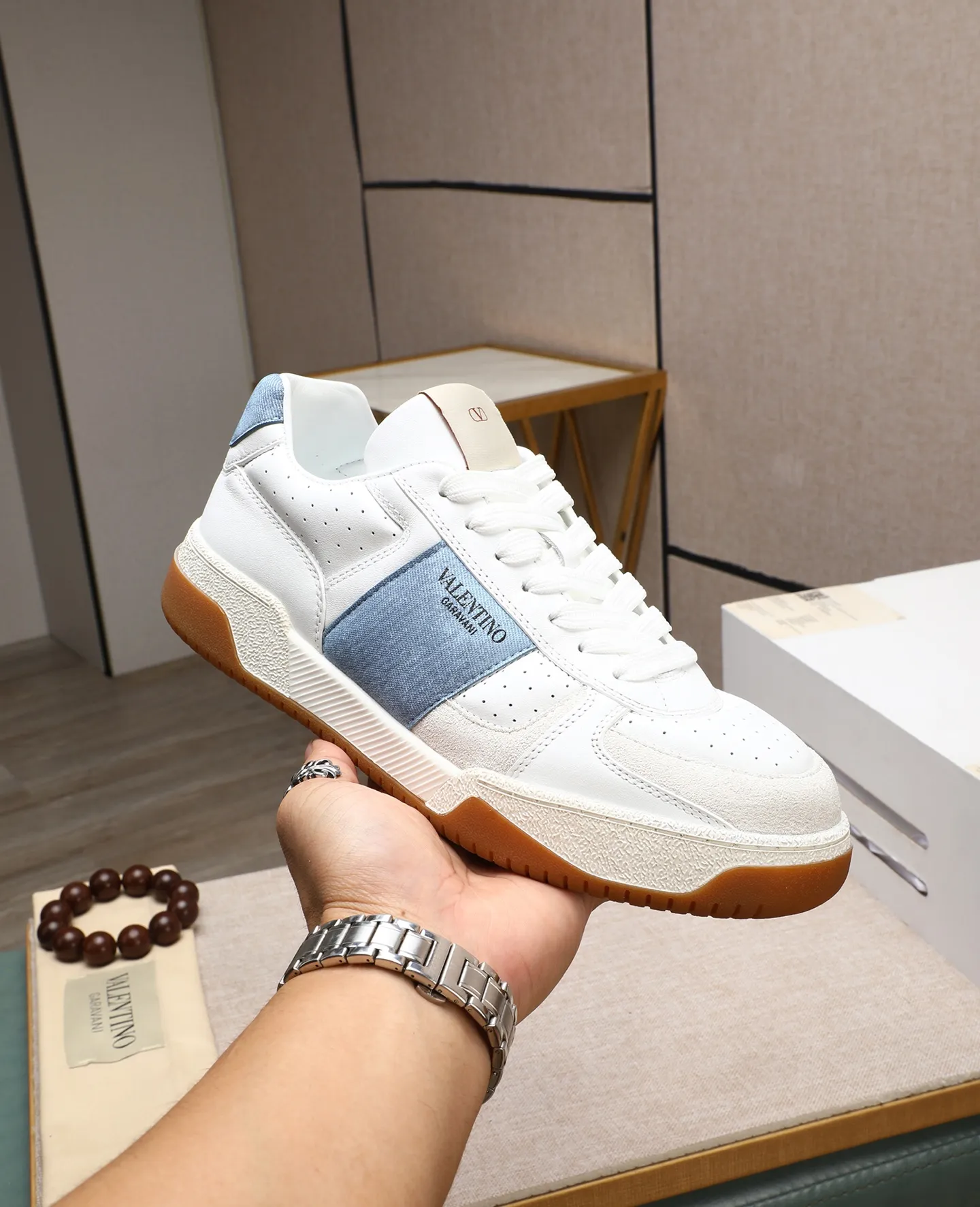 Men's shoes 💰740 [Valentino] Couple model, size: ▪️Size: Women's model 35-40 Men's model 39-44 (45 customized) Valentino Valentino Couple model Joie de Jouer series Velcro Thick sole Bread shoes Couple model Casual sneakers White shoes Original purchase and development Production Joie de Jouer series The style is simple but not out of style. The pure white base is paired with fresh green and soft beige, and the unique Velcro design highlights your personality. Every detail tells fashion and quality. Wear it, take a confident step, and start the trend journey. Delivered in exquisite packaging🛍📦 ▪️Material: Original custom imported first-layer cowhide ▪️Inner lining: Original custom made soft sheepskin lining ▪️Outsole: Original open-molded non-slip TPU material ▪️Sole thickness: 3.5CM